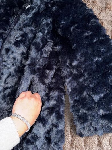 Gorgeous MANGO Size Xs Relaxed Fit faux fur coat in a deep navy shade with a super plush, textured finish.