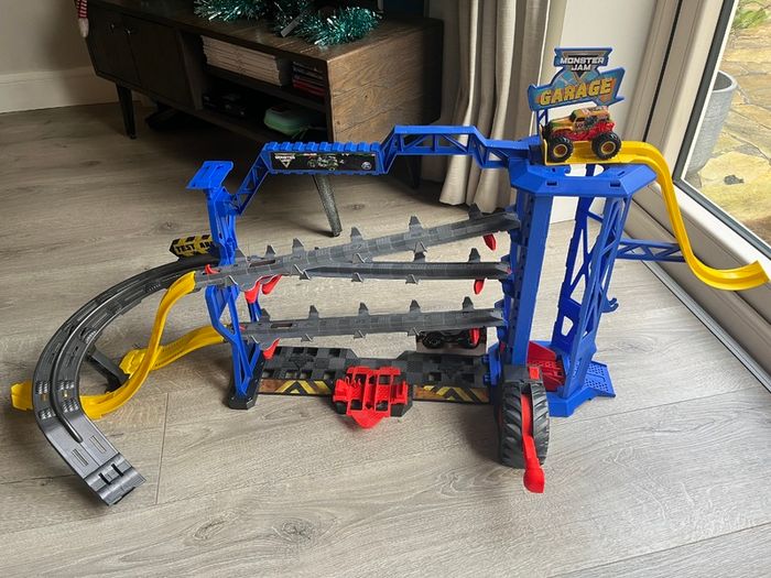 Monster Jam Garage Playset