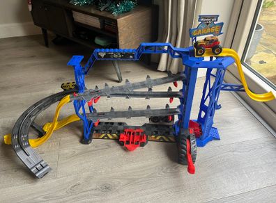 Monster Jam Garage Playset