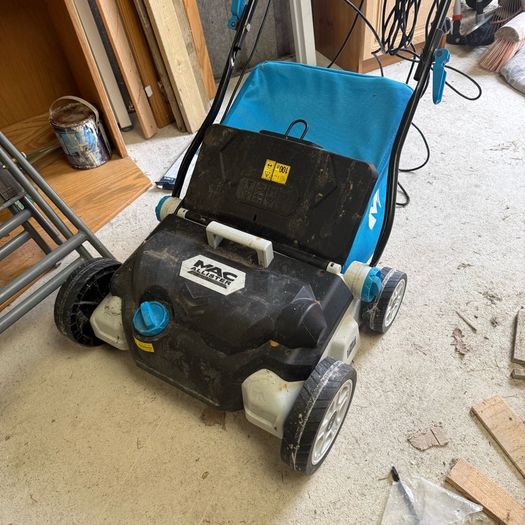 2-in-1 lawn raker and scarifier