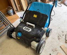 2-in-1 lawn raker and scarifier