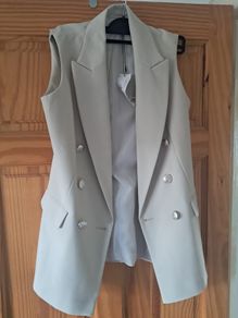 Sleeveless blazer