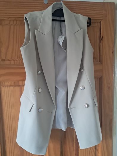 Sleeveless blazer
