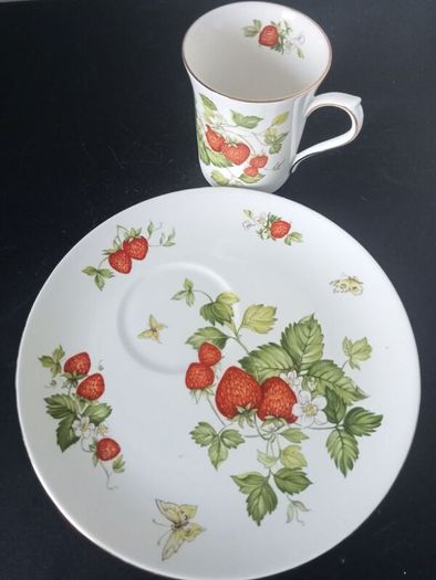 Queens "Virginia Strawberry" TV set Tray and Mug