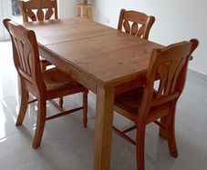 Expandable Solid Wood Kitchen Table with 4 chairs
