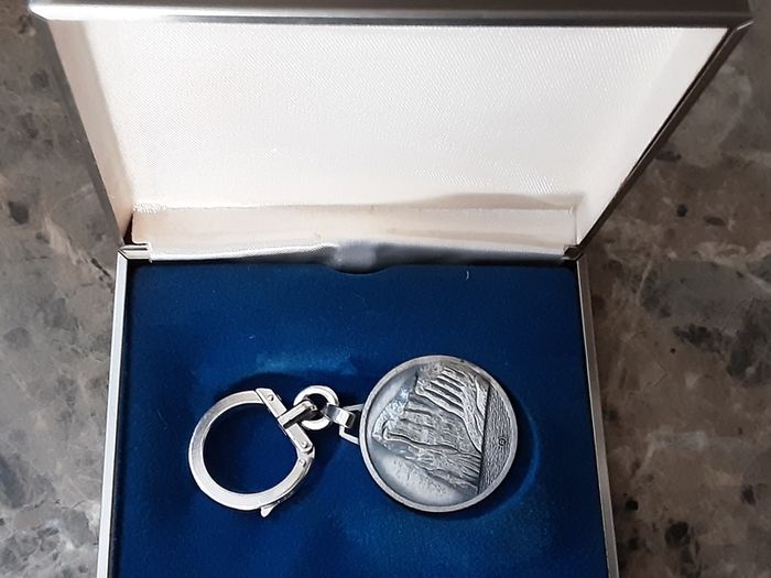 vintage collectable commemorative key ring