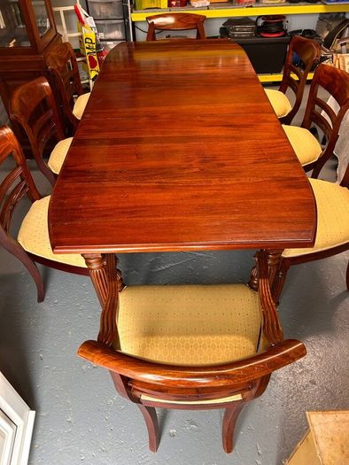 Mahogony table, 8 chairs, mahogony display cabinet