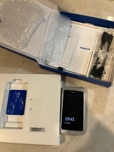 Nokia N8 silver (Sim free unlocked)