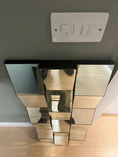 Geometric hall mirror