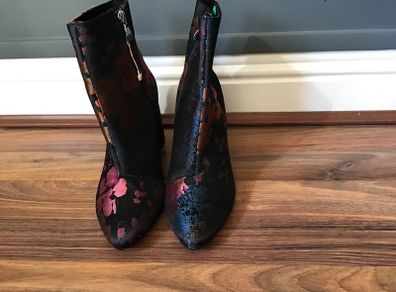 Stradivarius Ladies Fabric Patterened Boots Size 4
