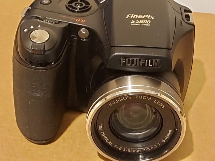 Fujifilm FinePix S5800 Digital Camera, Takes 4 AA Batteries, not powering on, for parts or repair