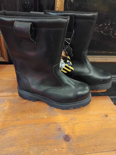 Size 7 Steel Toe boots new