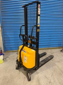 Electric pallet stacker
