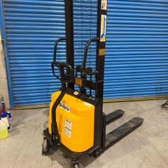 Electric pallet stacker