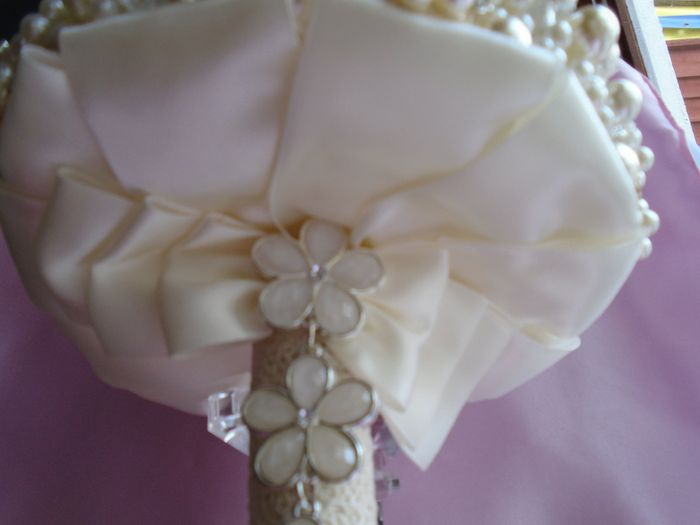 Custom made luxury pearls  bouquet handmade crystal ivory brooch