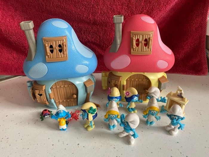 Smurf houses and figures