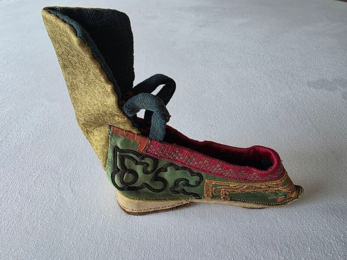 Antique Chinese Lotus Shoe for Bound Foot - Qing Dynasty - Embroidered Silk - 19th Century