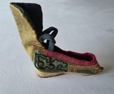 Antique Chinese Lotus Shoe for Bound Foot - Qing Dynasty - Embroidered Silk - 19th Century