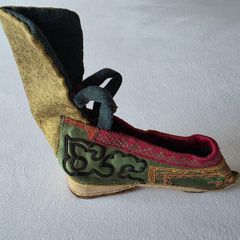 Antique Chinese Lotus Shoe for Bound Foot - Qing Dynasty - Embroidered Silk - 19th Century