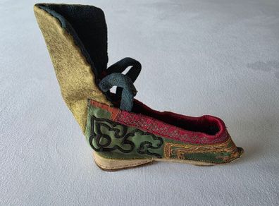 Antique Chinese Lotus Shoe for Bound Foot - Qing Dynasty - Embroidered Silk - 19th Century