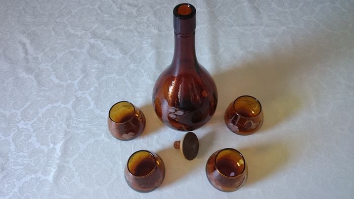 For Collectors Rare Vintage 5 Piece J. Albinana Oleria Spain Etched Amber Decanter With Matching Amber Wine Glasses Set