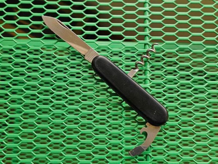 Vintage Victorinox Discontinued Bartender 1980s 84mm model Swiss Army Knife Collectable