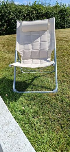 This is a nice  comfy sun lounger. Excellent condition