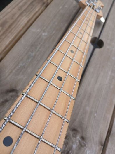 Bass guitar