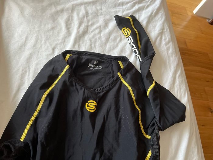 Medium Compression Tops. Incl postage.