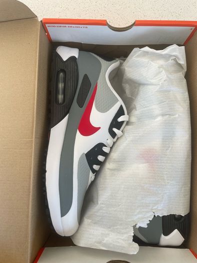 Spikeless golf shoes