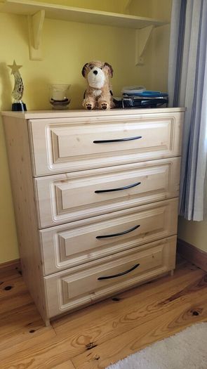 chest of drawers