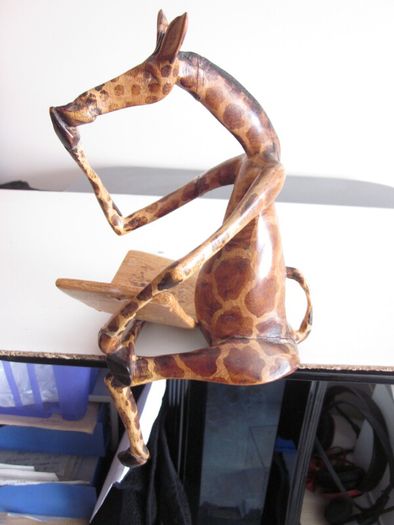 Thinking Giraffe Wooden Shelf Sitter