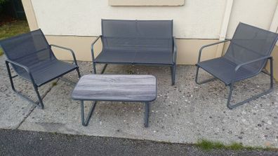 garden table and chairs