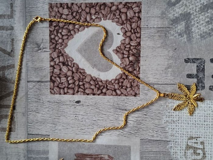 New old stock of costume Pendant Necklaces PRICE IS FOR 1 ONLY, Postage Available or Collection., Ideal for Dress Up, Stage, movies, Plays or Photos,