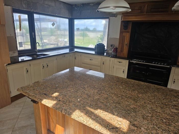 Luxury in-frame kitchen with granite worktops