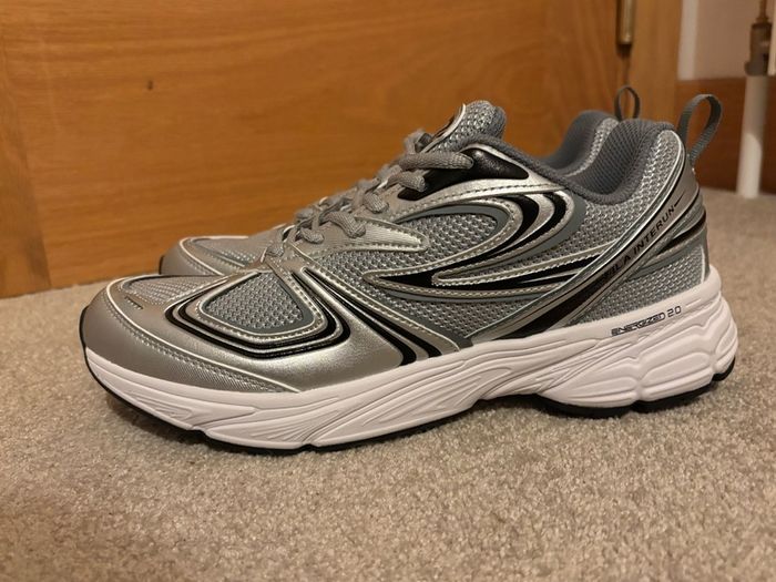 Brand New Ladies Fila Interrun Trainers UK 7 EU 41