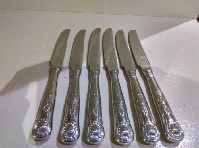 Cutlery (spoons, knives)
