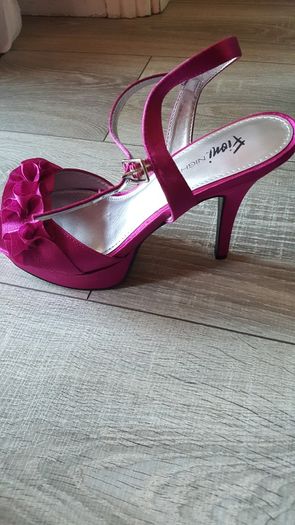 Cerise pink sandal