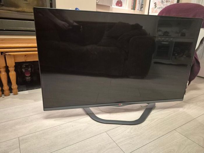 LG TV 47 inch smart television