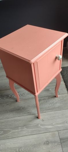 bedside table / bedside locker / bedside cabinet