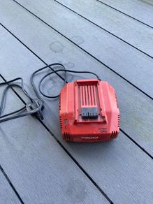 HILTI fast charger