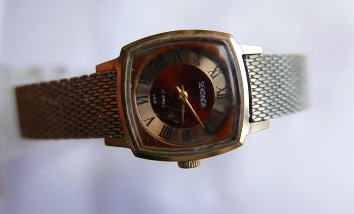 Vintage SEKONDA 1960/70s ladies wristwatch . Original Soviet production. Dial finished in burgundy and gold with black Roman numerals. Hand winding in full working order. Face showing 17 Jewels USSR. First class movement