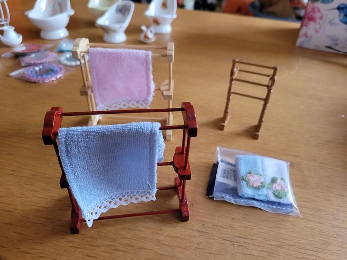 Dolls house bathroom / bedroom accessories
