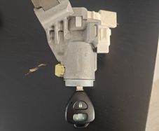 Toyota Aqua lock