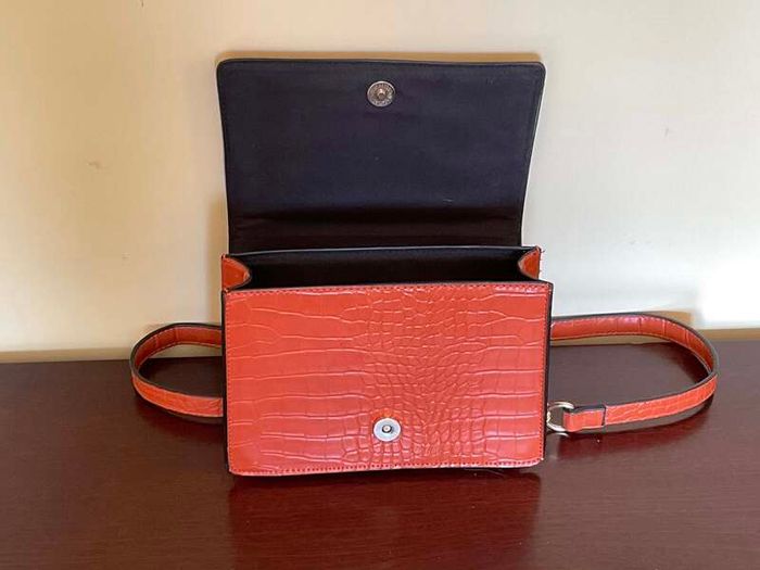 Elegant Croc-Embossed Crossbody Bag with Gold Chain Strap