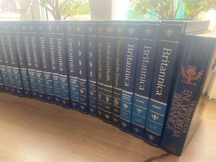 Britannica micro/macropaedia knowledge in depth books