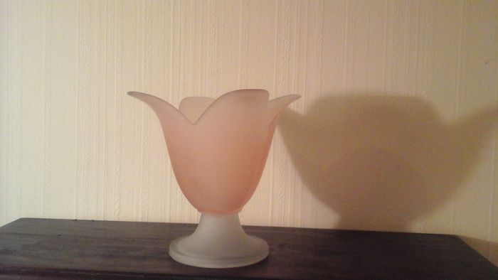 Pink tulip shaped frosted glass vase.