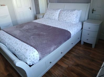 King Sleigh Bed matching lockers & chest of drawers