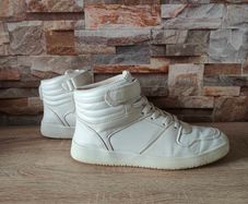 White sneakers, size 6