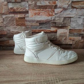 White sneakers, size 6